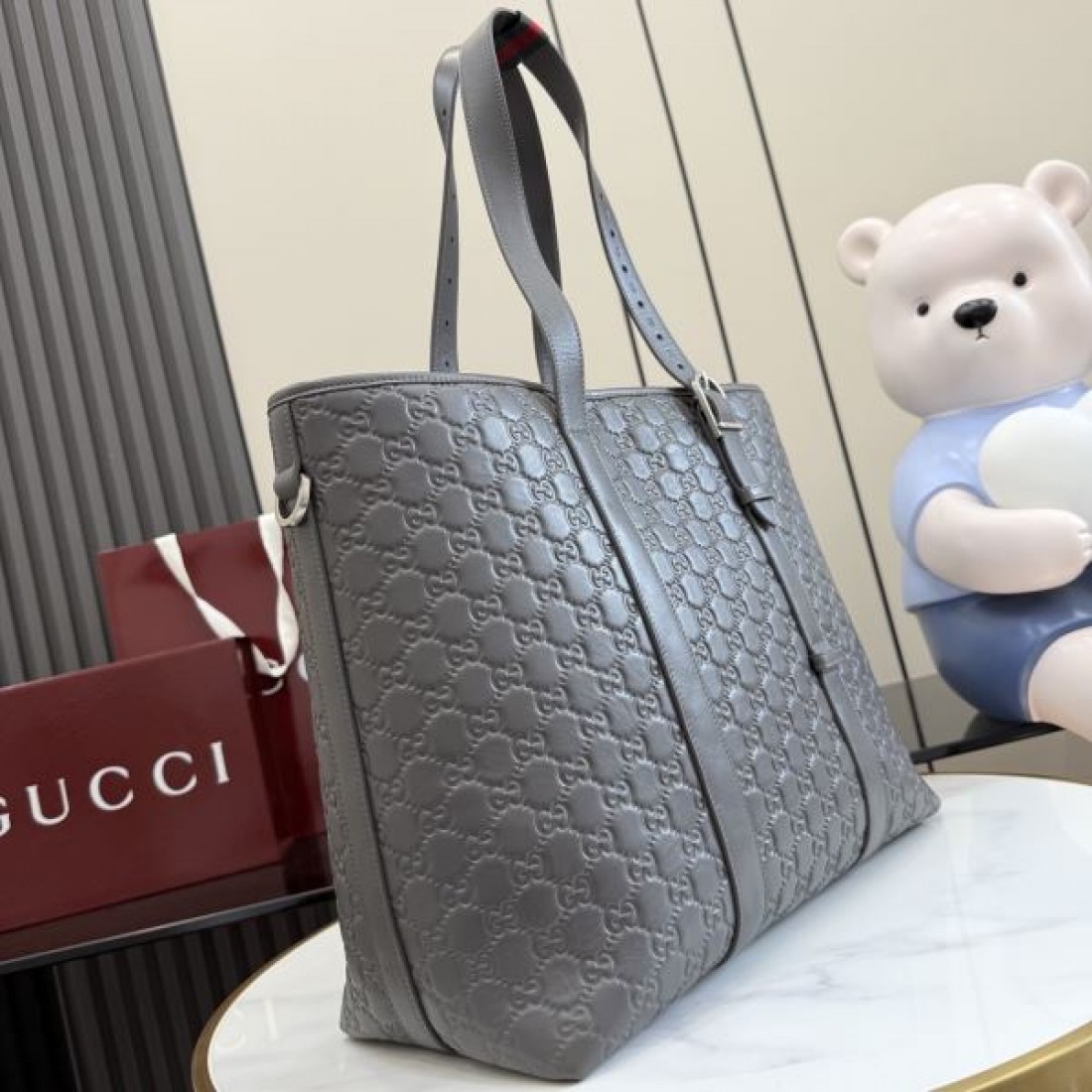 ショルダートートバッグ ワイドストラップ付き 高見えデザイン GUCCI グッチ コピー トートバッグ デイリー活躍 注目度アップ