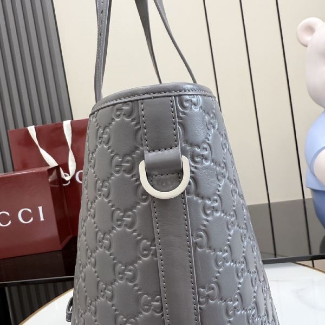 ショルダートートバッグ ワイドストラップ付き 高見えデザイン GUCCI グッチ コピー トートバッグ デイリー活躍 注目度アップ