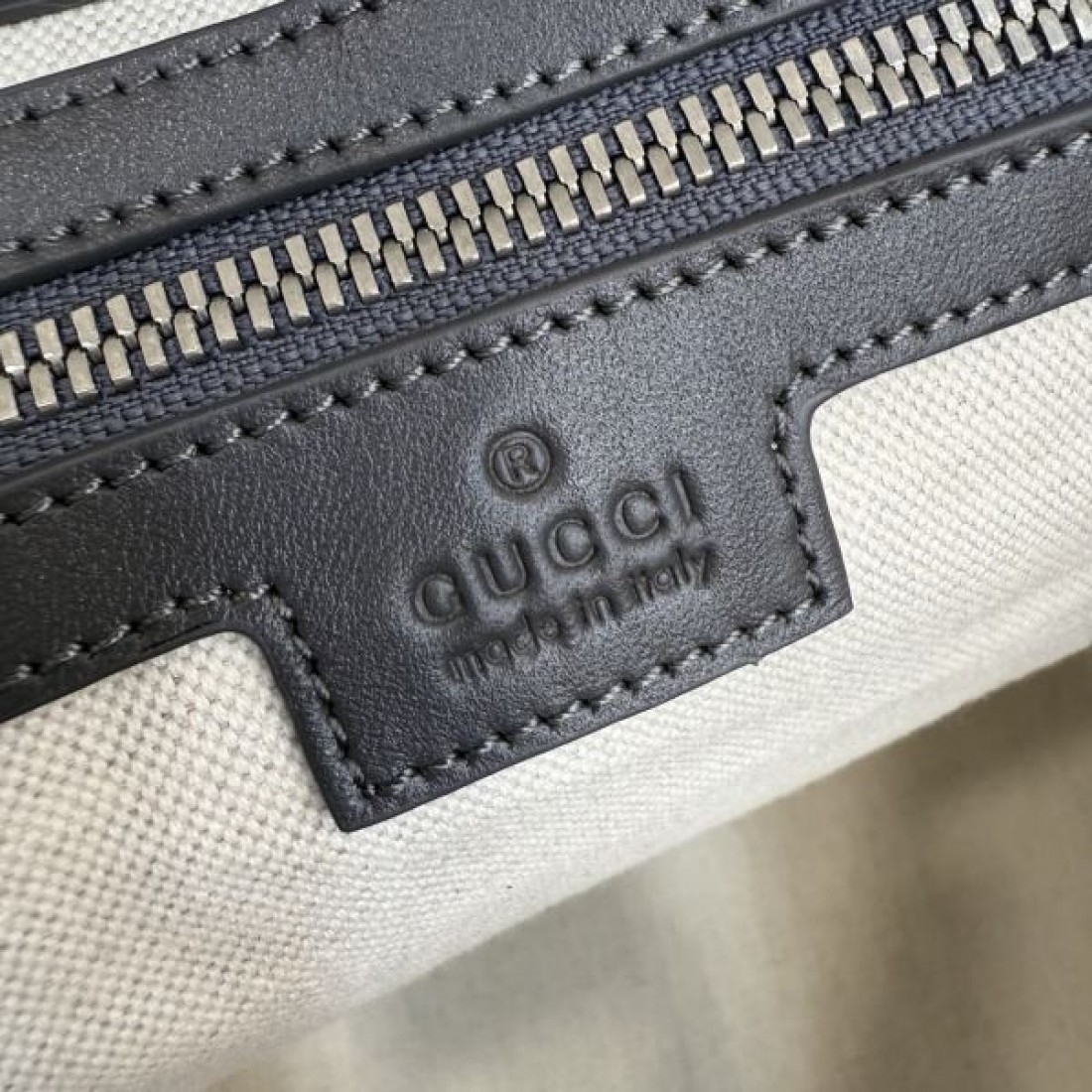 ショルダートートバッグ ワイドストラップ付き 高見えデザイン GUCCI グッチ コピー トートバッグ デイリー活躍 注目度アップ