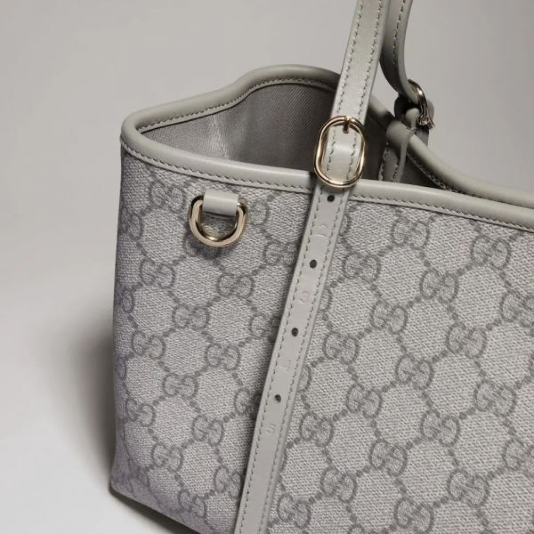 ショルダーバッグ GGキャンバス ロングハンドル付き GUCCI グッチ コピー バッグ 収納便利 きれいめコーデ 人気定番