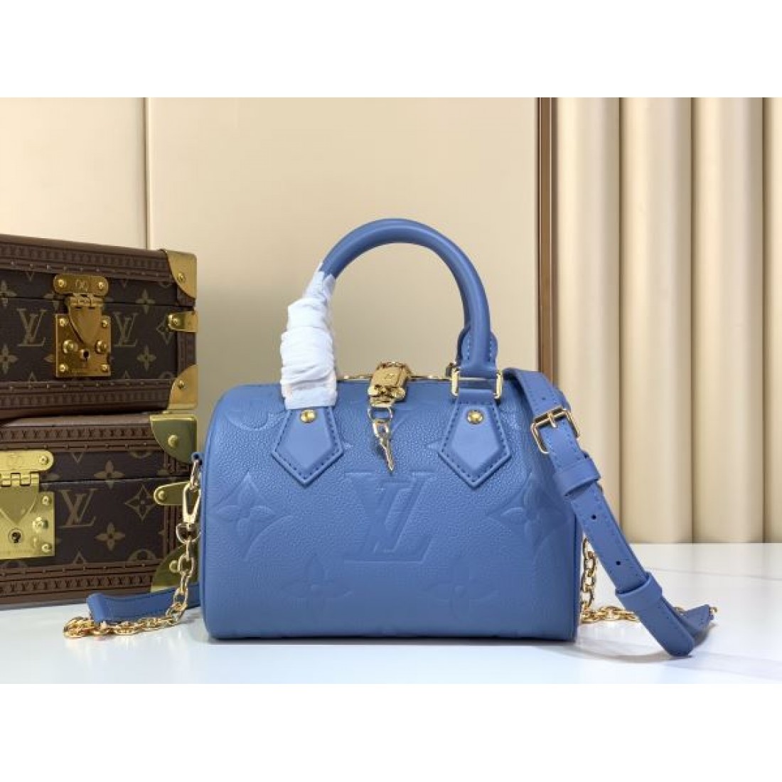 2026新作 ミニボストンバッグ エンボスモノグラム チェーン付き LOUIS VUITTON ルイヴィトン コピー バッグ 夏人気 おしゃれ2WAY