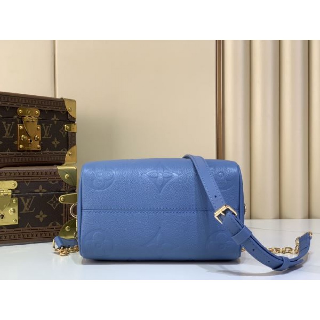2026新作 ミニボストンバッグ エンボスモノグラム チェーン付き LOUIS VUITTON ルイヴィトン コピー バッグ 夏人気 おしゃれ2WAY