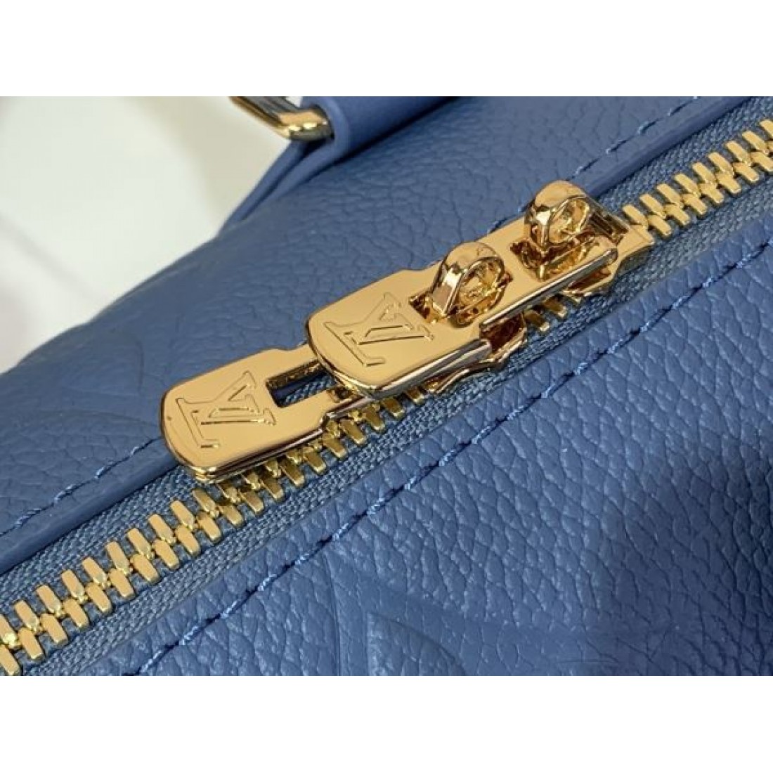 2026新作 ミニボストンバッグ エンボスモノグラム チェーン付き LOUIS VUITTON ルイヴィトン コピー バッグ 夏人気 おしゃれ2WAY