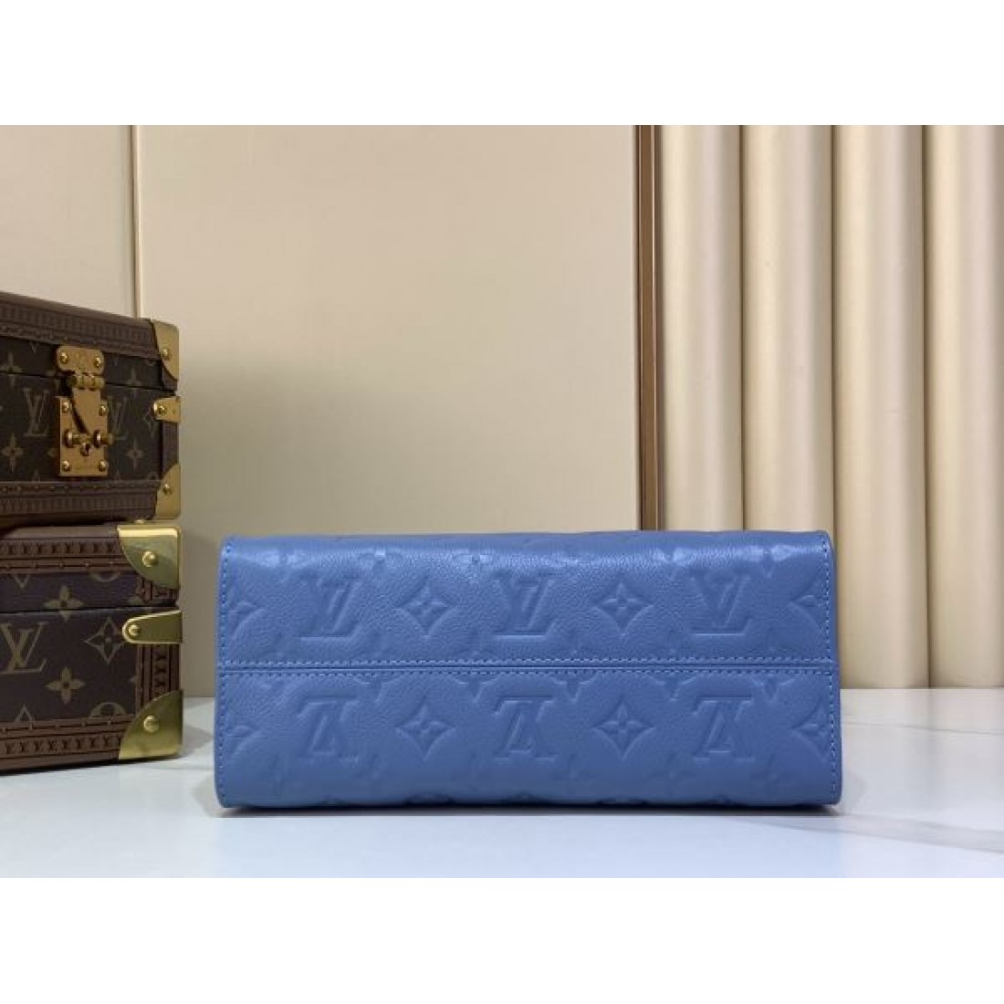注目デザイン やわらかい印象のブルーカラー きれいめコーデに合う LOUIS VUITTON ルイヴィトン コピー バッグ 斜め掛け