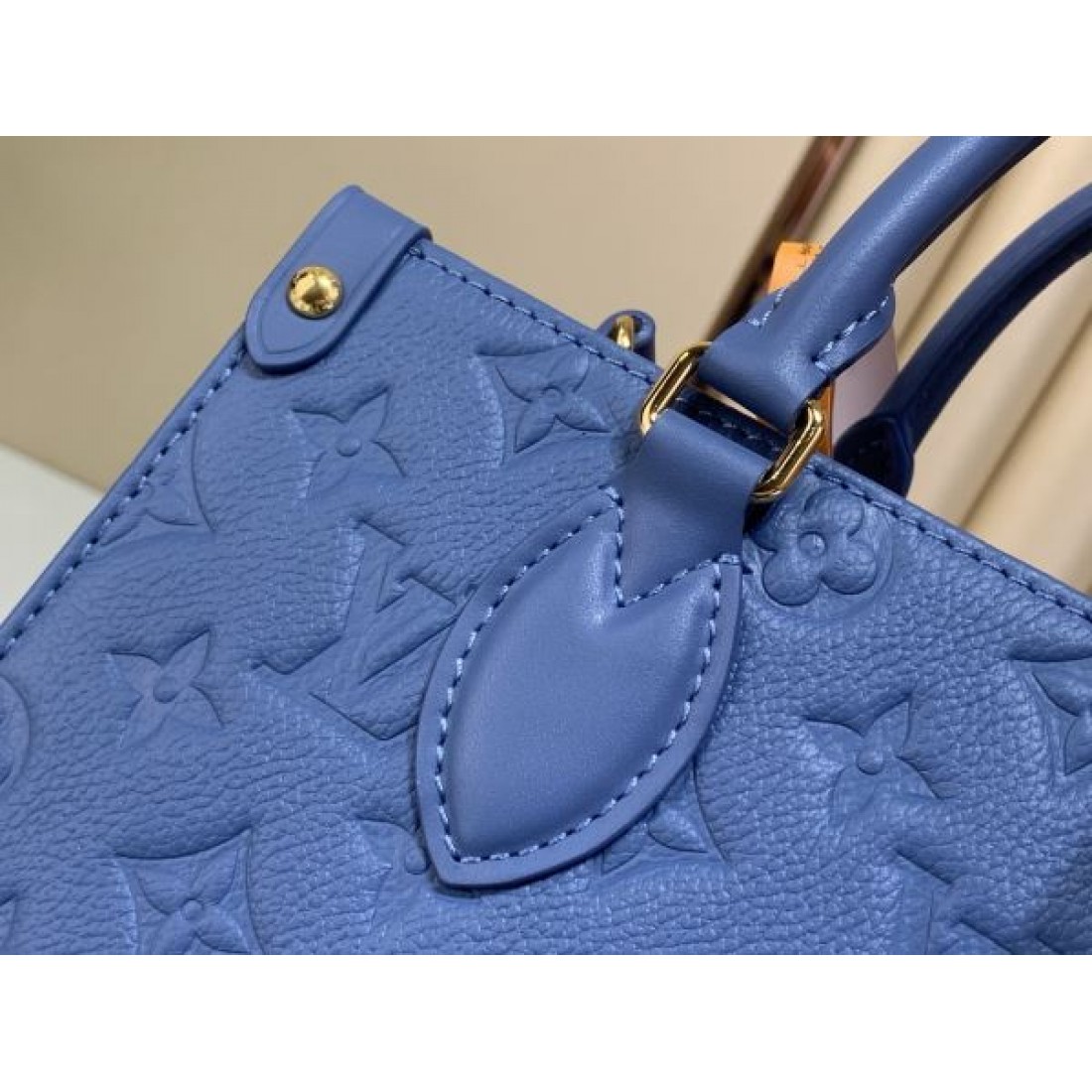 注目デザイン やわらかい印象のブルーカラー きれいめコーデに合う LOUIS VUITTON ルイヴィトン コピー バッグ 斜め掛け