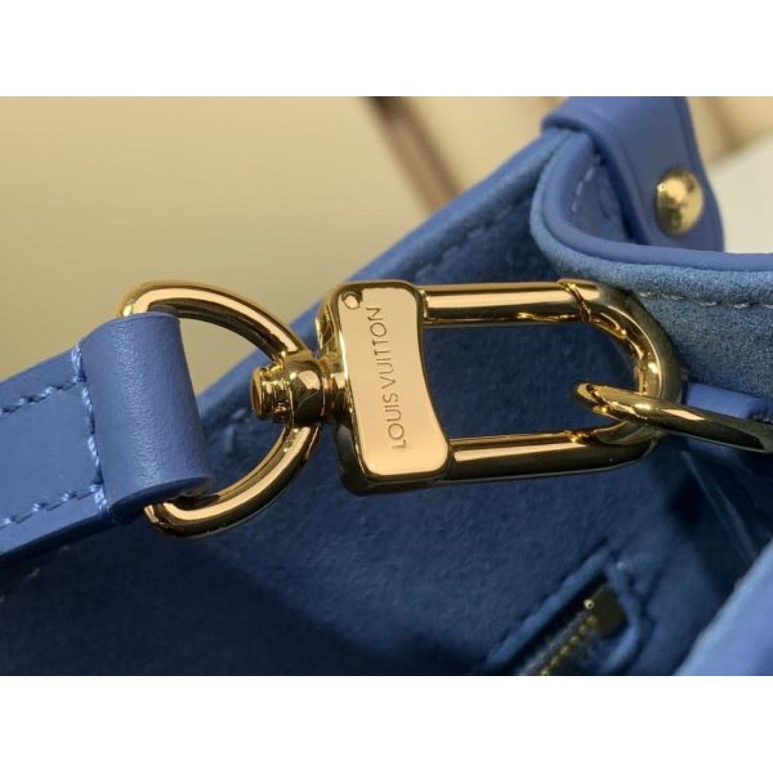 注目デザイン やわらかい印象のブルーカラー きれいめコーデに合う LOUIS VUITTON ルイヴィトン コピー バッグ 斜め掛け