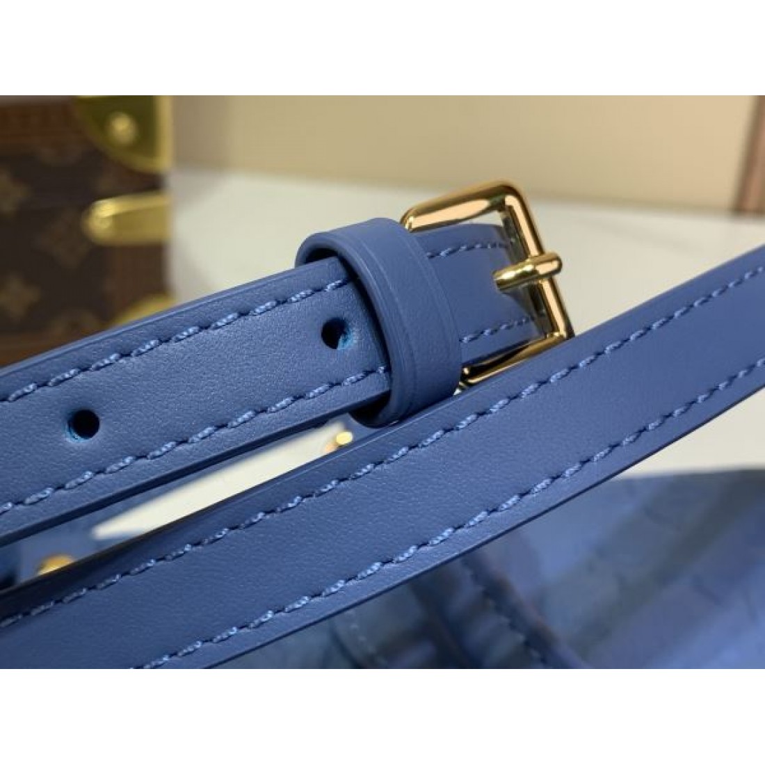 注目デザイン やわらかい印象のブルーカラー きれいめコーデに合う LOUIS VUITTON ルイヴィトン コピー バッグ 斜め掛け