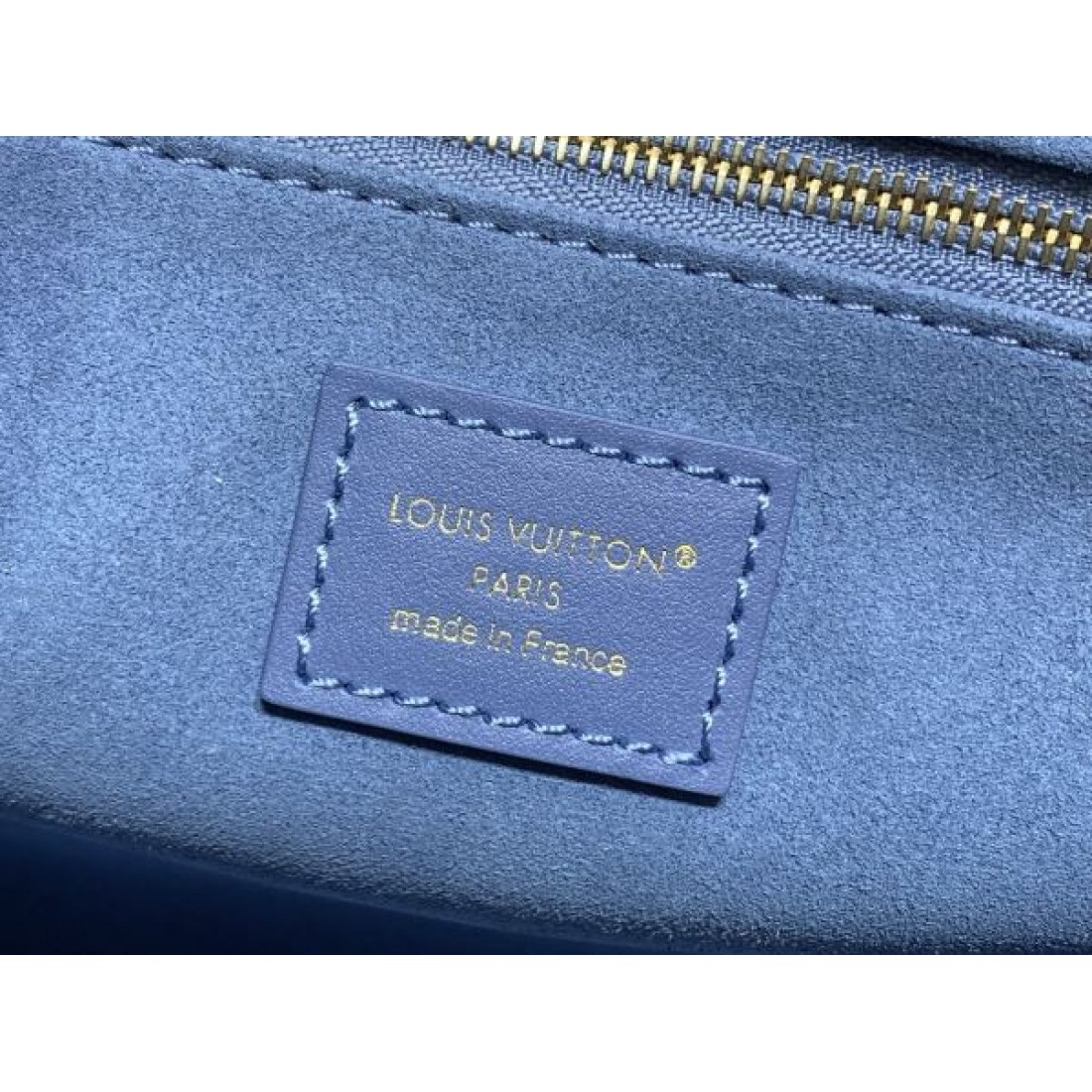 注目デザイン やわらかい印象のブルーカラー きれいめコーデに合う LOUIS VUITTON ルイヴィトン コピー バッグ 斜め掛け