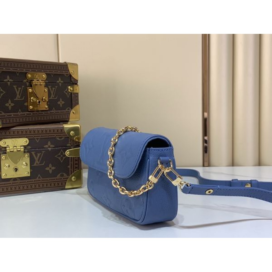 クロスボディバッグ フラップデザイン 軽量タイプ LOUIS VUITTON ルイヴィトン コピー バッグ 大人可愛い 夏コーデ 売れ筋アイテム