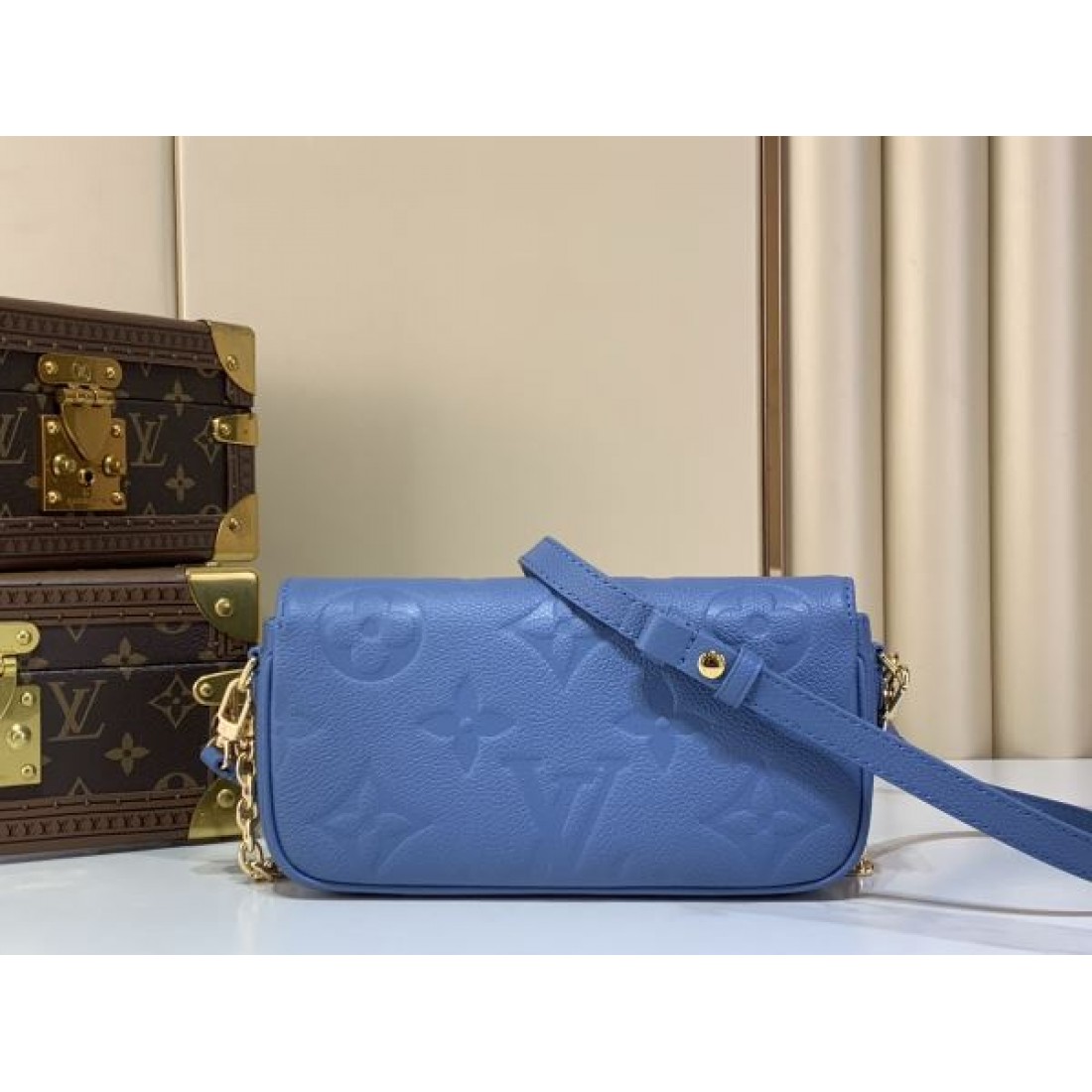 クロスボディバッグ フラップデザイン 軽量タイプ LOUIS VUITTON ルイヴィトン コピー バッグ 大人可愛い 夏コーデ 売れ筋アイテム