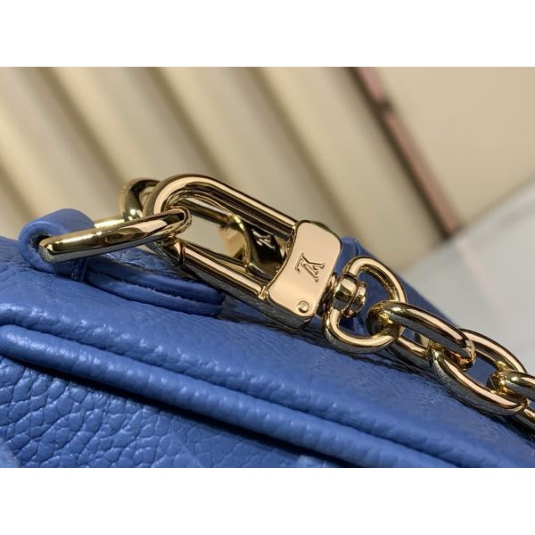 クロスボディバッグ フラップデザイン 軽量タイプ LOUIS VUITTON ルイヴィトン コピー バッグ 大人可愛い 夏コーデ 売れ筋アイテム