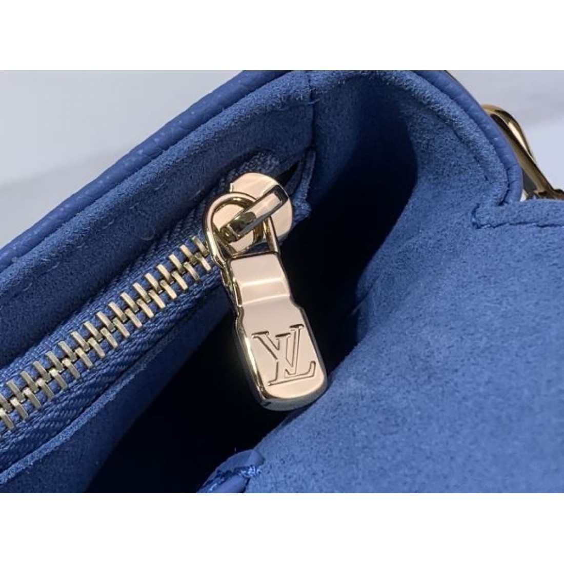 クロスボディバッグ フラップデザイン 軽量タイプ LOUIS VUITTON ルイヴィトン コピー バッグ 大人可愛い 夏コーデ 売れ筋アイテム