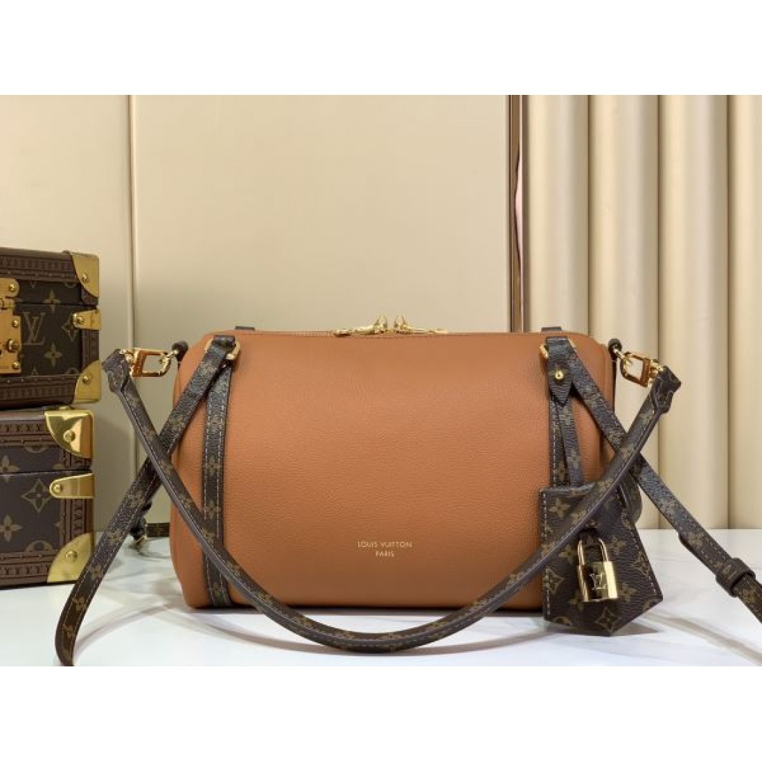 クロスボディバッグ 夏人気 ロックチャーム付き 斜め掛け対応 LOUIS VUITTON ルイヴィトン コピー バッグ 大人おしゃれ 売れ筋モデル