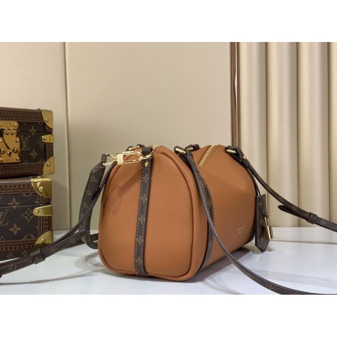 クロスボディバッグ 夏人気 ロックチャーム付き 斜め掛け対応 LOUIS VUITTON ルイヴィトン コピー バッグ 大人おしゃれ 売れ筋モデル