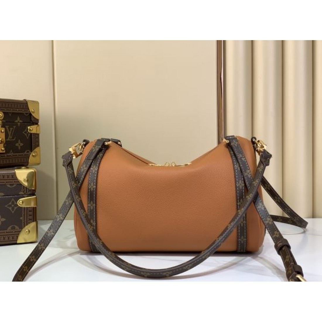 クロスボディバッグ 夏人気 ロックチャーム付き 斜め掛け対応 LOUIS VUITTON ルイヴィトン コピー バッグ 大人おしゃれ 売れ筋モデル
