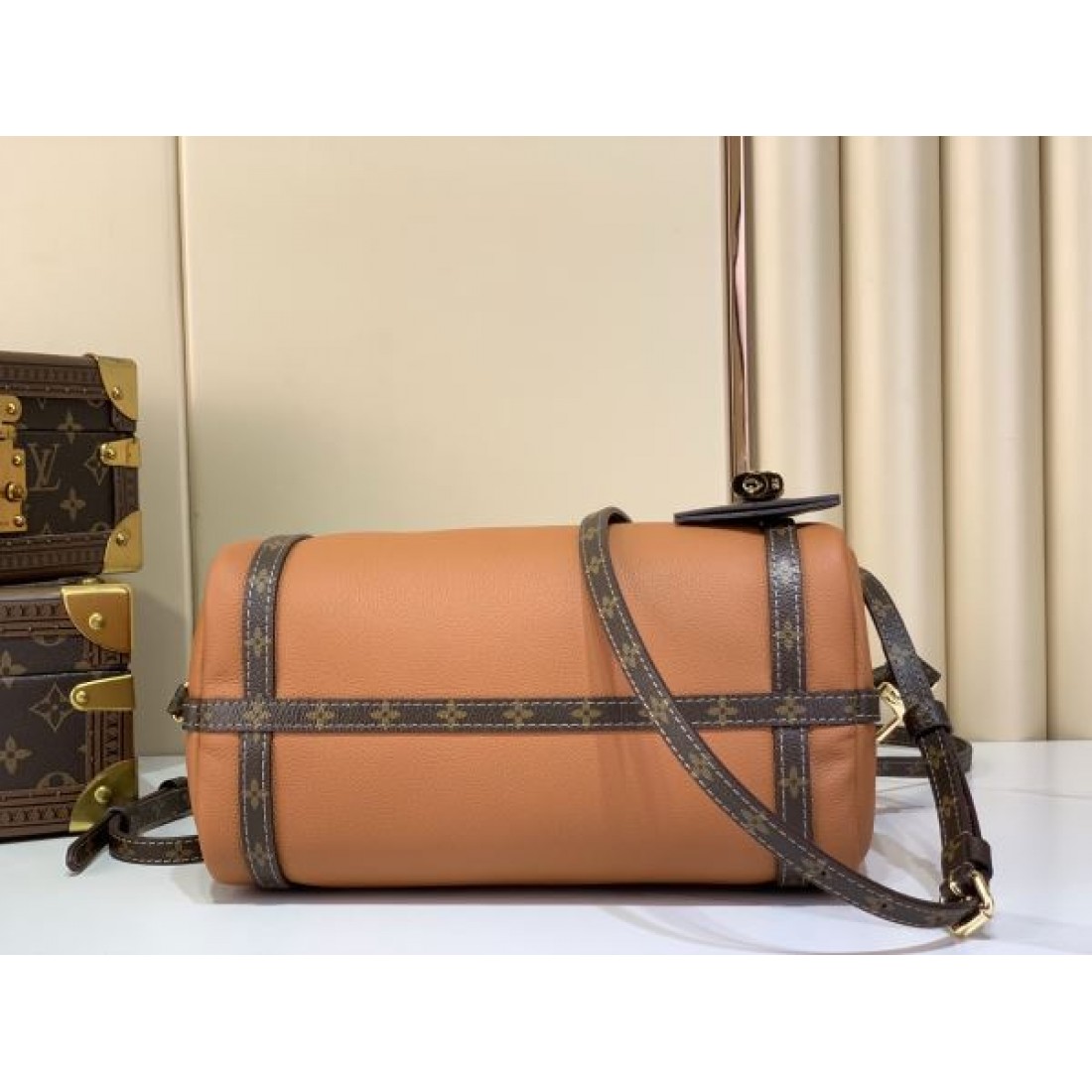 クロスボディバッグ 夏人気 ロックチャーム付き 斜め掛け対応 LOUIS VUITTON ルイヴィトン コピー バッグ 大人おしゃれ 売れ筋モデル