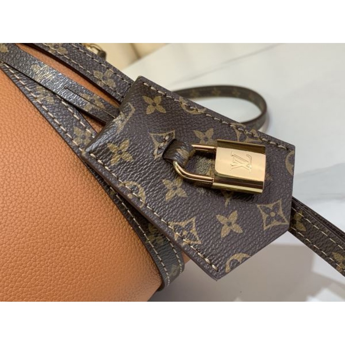 クロスボディバッグ 夏人気 ロックチャーム付き 斜め掛け対応 LOUIS VUITTON ルイヴィトン コピー バッグ 大人おしゃれ 売れ筋モデル