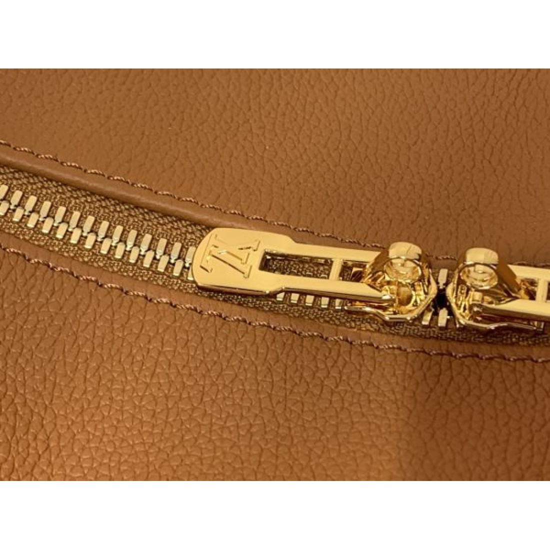 クロスボディバッグ 夏人気 ロックチャーム付き 斜め掛け対応 LOUIS VUITTON ルイヴィトン コピー バッグ 大人おしゃれ 売れ筋モデル