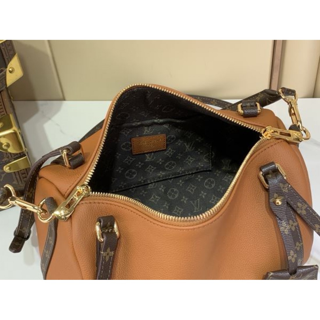 クロスボディバッグ 夏人気 ロックチャーム付き 斜め掛け対応 LOUIS VUITTON ルイヴィトン コピー バッグ 大人おしゃれ 売れ筋モデル