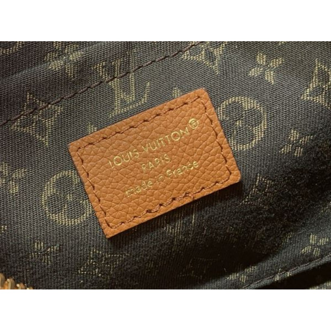 クロスボディバッグ 夏人気 ロックチャーム付き 斜め掛け対応 LOUIS VUITTON ルイヴィトン コピー バッグ 大人おしゃれ 売れ筋モデル