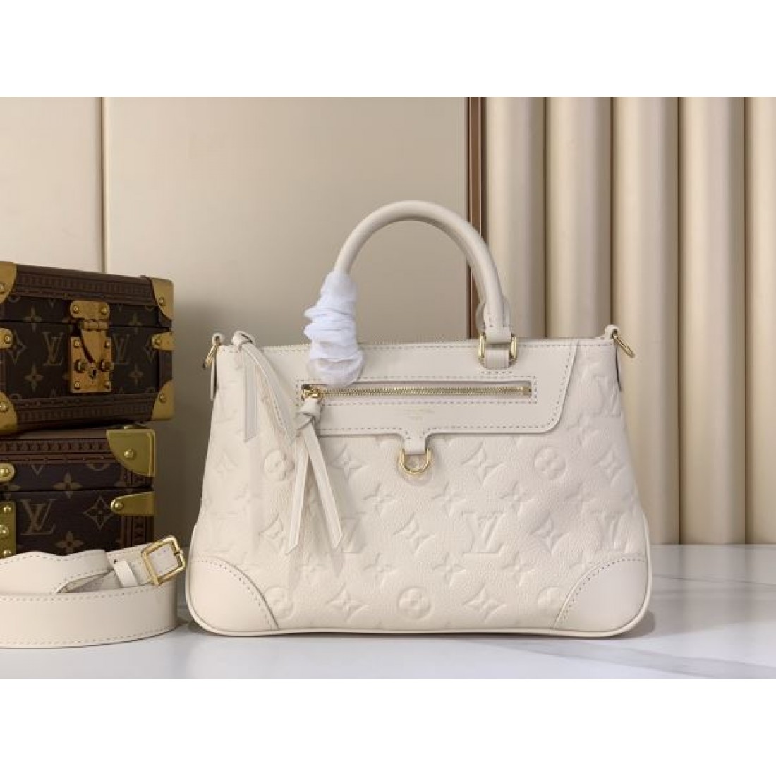 ショルダーバッグ エンボスデザイン 夏コーデ人気 LOUIS VUITTON ルイヴィトン コピー バッグ 斜め掛け対応 上品おしゃれ 注目モデル