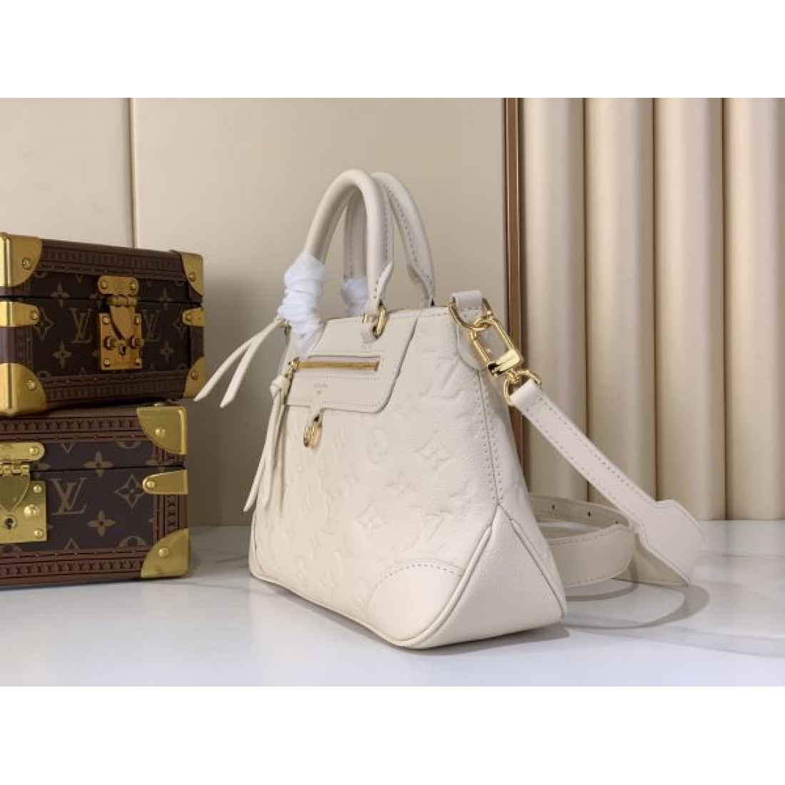 ショルダーバッグ エンボスデザイン 夏コーデ人気 LOUIS VUITTON ルイヴィトン コピー バッグ 斜め掛け対応 上品おしゃれ 注目モデル