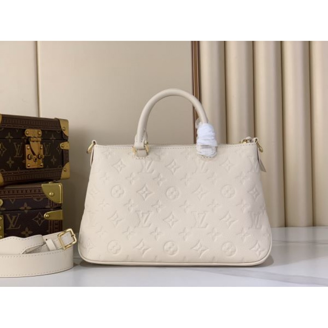 ショルダーバッグ エンボスデザイン 夏コーデ人気 LOUIS VUITTON ルイヴィトン コピー バッグ 斜め掛け対応 上品おしゃれ 注目モデル