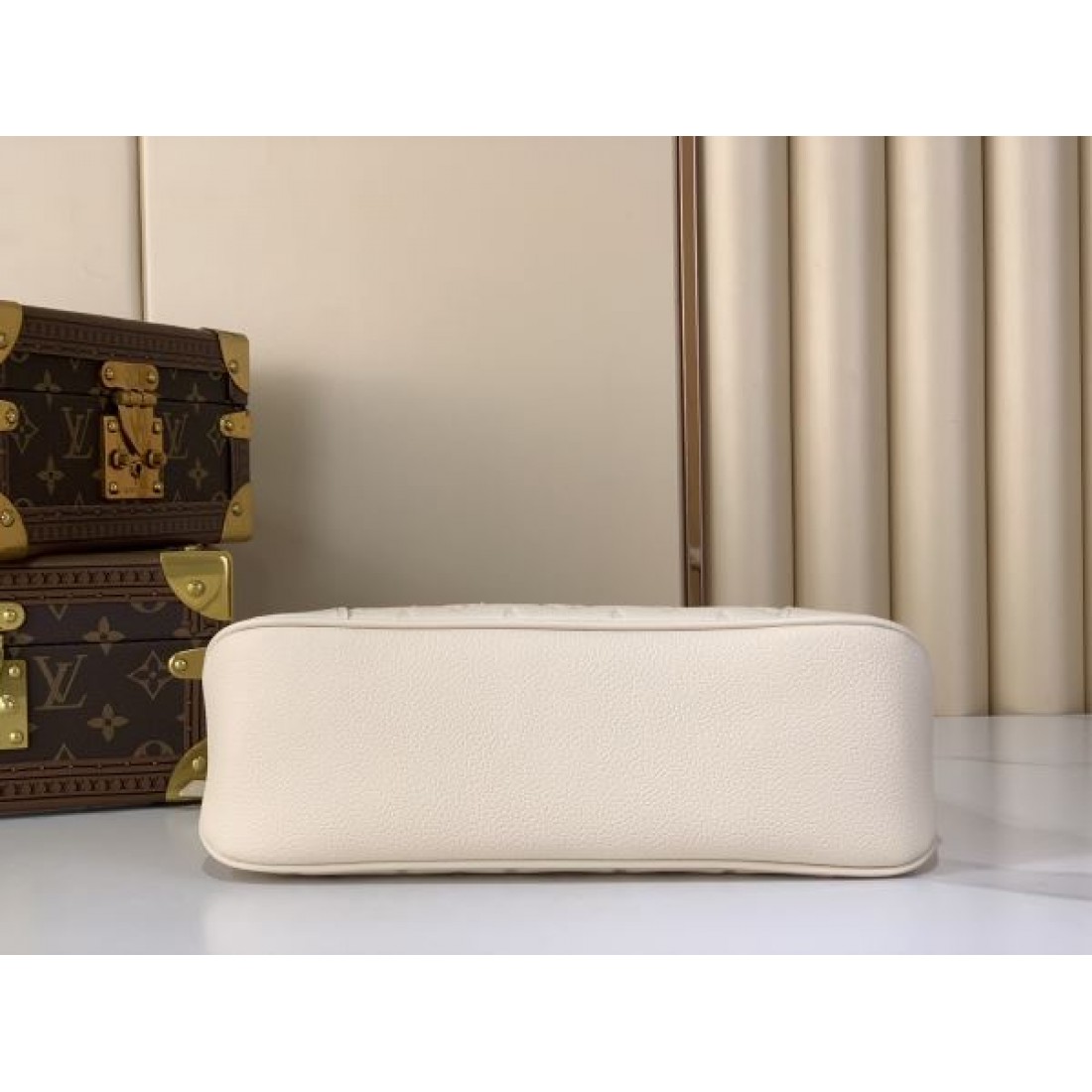 ショルダーバッグ エンボスデザイン 夏コーデ人気 LOUIS VUITTON ルイヴィトン コピー バッグ 斜め掛け対応 上品おしゃれ 注目モデル