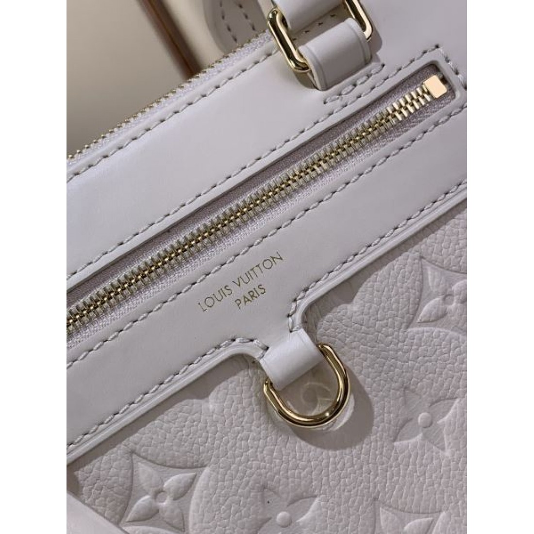 ショルダーバッグ エンボスデザイン 夏コーデ人気 LOUIS VUITTON ルイヴィトン コピー バッグ 斜め掛け対応 上品おしゃれ 注目モデル