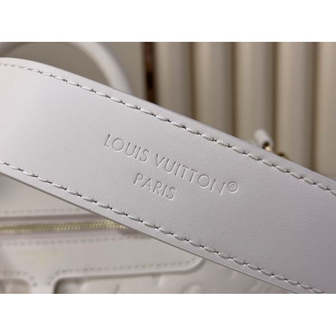 ショルダーバッグ エンボスデザイン 夏コーデ人気 LOUIS VUITTON ルイヴィトン コピー バッグ 斜め掛け対応 上品おしゃれ 注目モデル