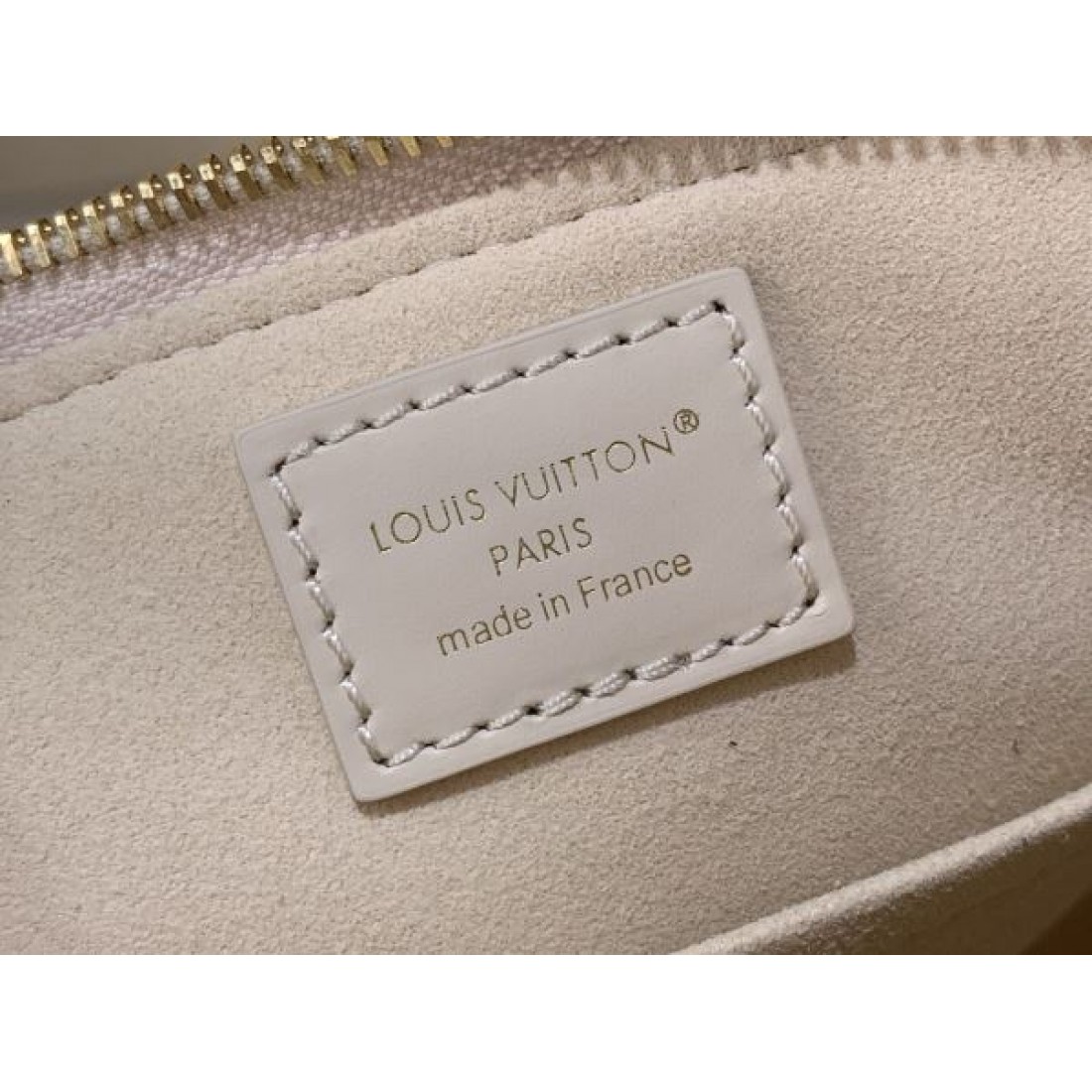 ショルダーバッグ エンボスデザイン 夏コーデ人気 LOUIS VUITTON ルイヴィトン コピー バッグ 斜め掛け対応 上品おしゃれ 注目モデル
