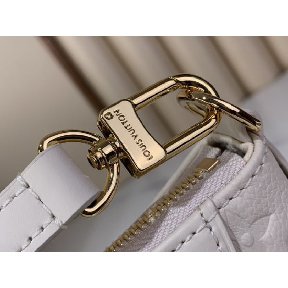 ショルダーバッグ エンボスデザイン 夏コーデ人気 LOUIS VUITTON ルイヴィトン コピー バッグ 斜め掛け対応 上品おしゃれ 注目モデル