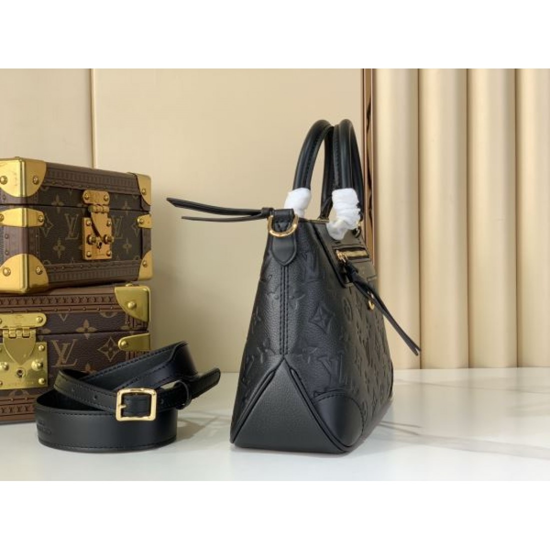 レザーハンドバッグ 斜め掛け対応 モノグラムエンボス LOUIS VUITTON ルイヴィトン コピー バッグ 上品デザイン 売れ筋