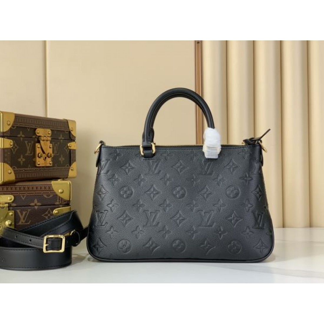 レザーハンドバッグ 斜め掛け対応 モノグラムエンボス LOUIS VUITTON ルイヴィトン コピー バッグ 上品デザイン 売れ筋