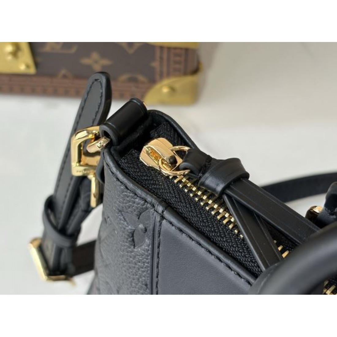 レザーハンドバッグ 斜め掛け対応 モノグラムエンボス LOUIS VUITTON ルイヴィトン コピー バッグ 上品デザイン 売れ筋