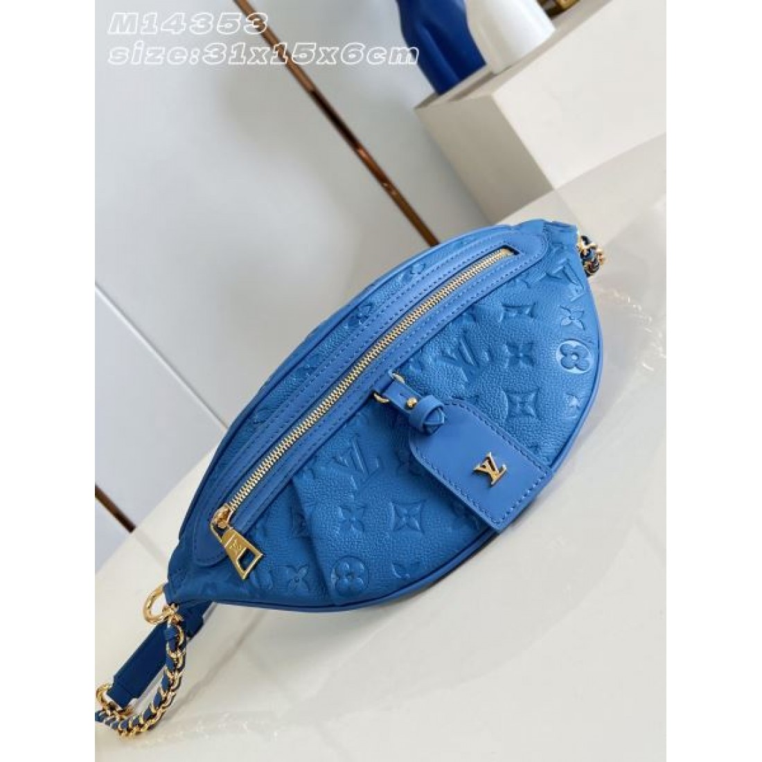 ボディバッグ ラウンドフォルム チェーン付き ファスナー開閉 LOUIS VUITTON ルイヴィトン コピー バッグ 街歩きコーデ 注目カラー