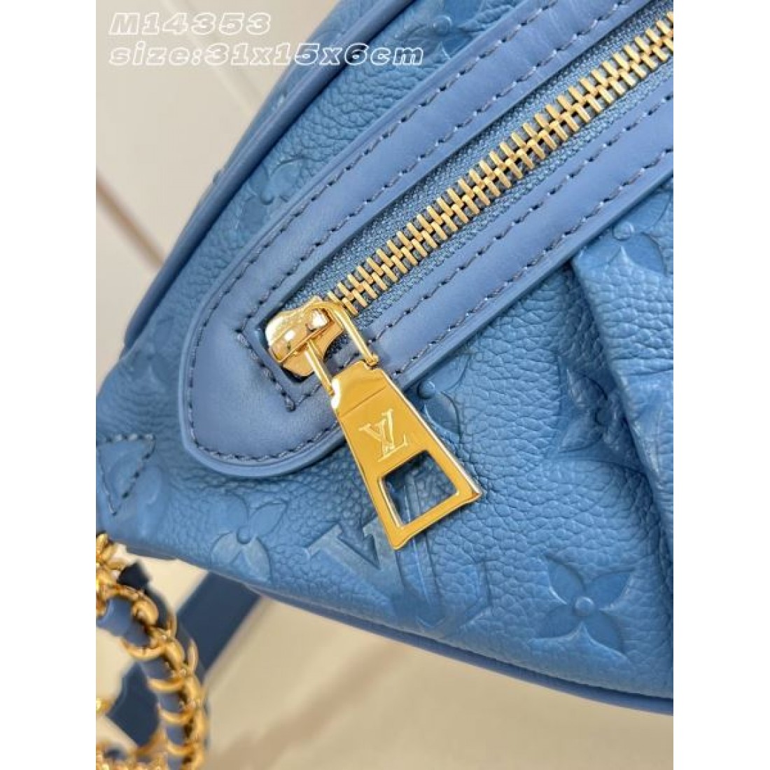 ボディバッグ ラウンドフォルム チェーン付き ファスナー開閉 LOUIS VUITTON ルイヴィトン コピー バッグ 街歩きコーデ 注目カラー