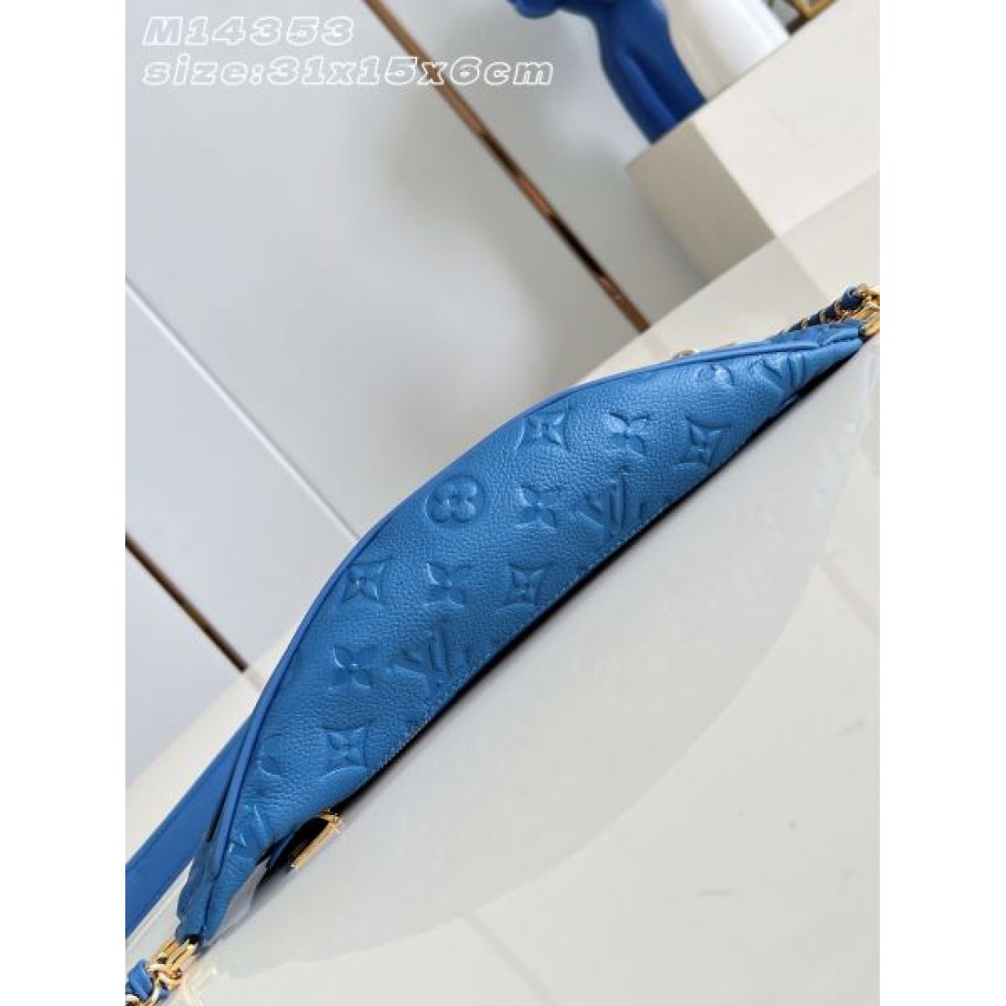 ボディバッグ ラウンドフォルム チェーン付き ファスナー開閉 LOUIS VUITTON ルイヴィトン コピー バッグ 街歩きコーデ 注目カラー