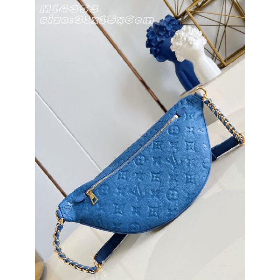 ボディバッグ ラウンドフォルム チェーン付き ファスナー開閉 LOUIS VUITTON ルイヴィトン コピー バッグ 街歩きコーデ 注目カラー
