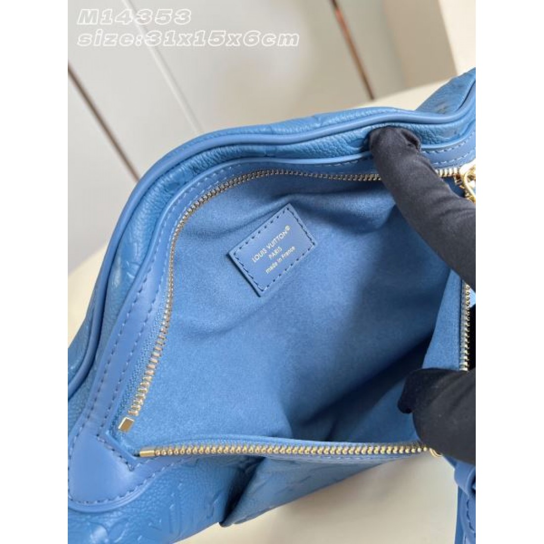 ボディバッグ ラウンドフォルム チェーン付き ファスナー開閉 LOUIS VUITTON ルイヴィトン コピー バッグ 街歩きコーデ 注目カラー