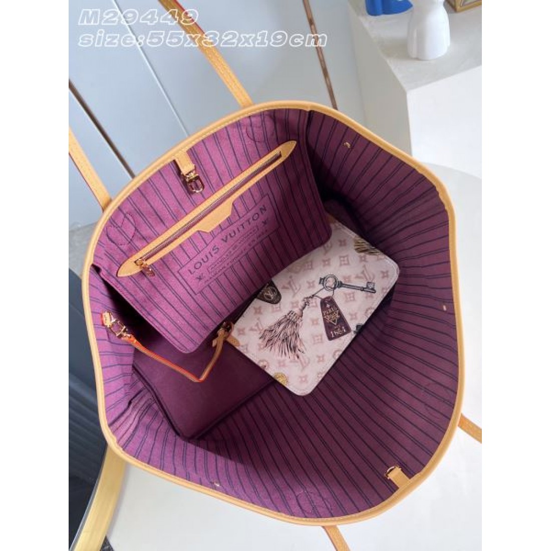 ショルダートート チャーム柄デザイン A4収納対応 LOUIS VUITTON ルイヴィトン コピー トートバッグ デイリー使い 注目アイテム
