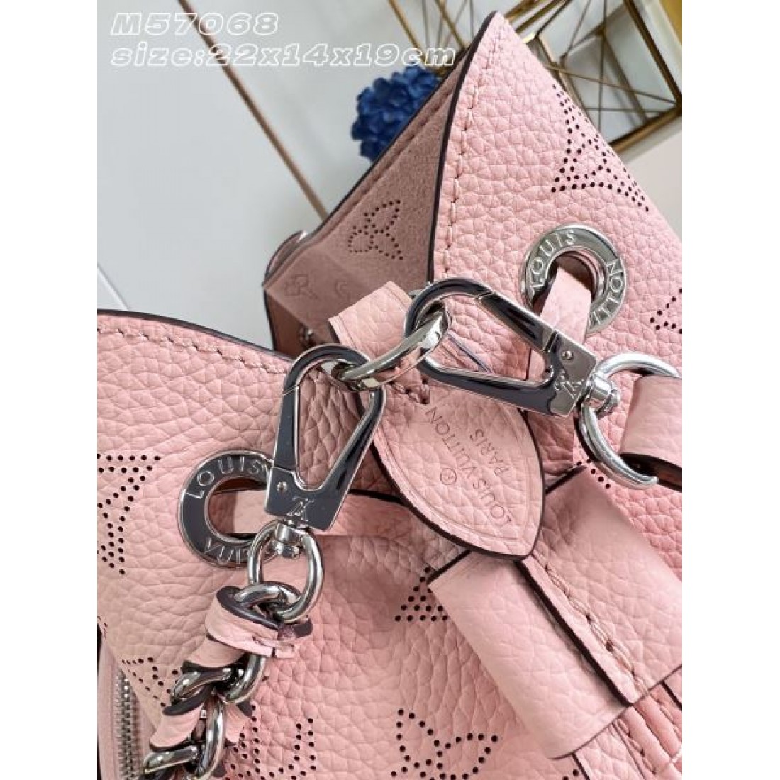 ミニショルダーバッグ 丸型ポーチ付き チェーンデザイン LOUIS VUITTON ルイヴィトン コピー バッグ お出かけ対応 注目カラー