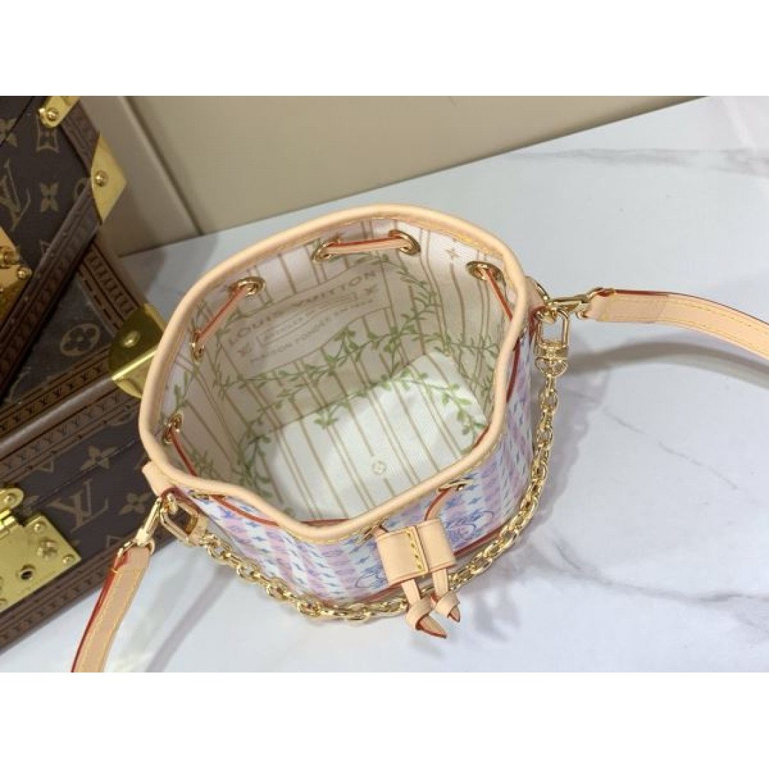 モノグラム巾着 ミニサイズ 斜め掛け対応 LOUIS VUITTON ルイヴィトン コピー バッグ デイリー使い SNSで話題