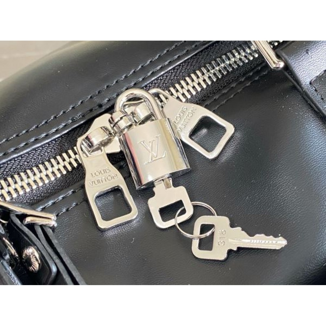 ボストン ロゴストラップ付き 週末旅行対応 LOUIS VUITTON ルイヴィトン コピー バッグ 大容量 数量限定 早期購入推奨