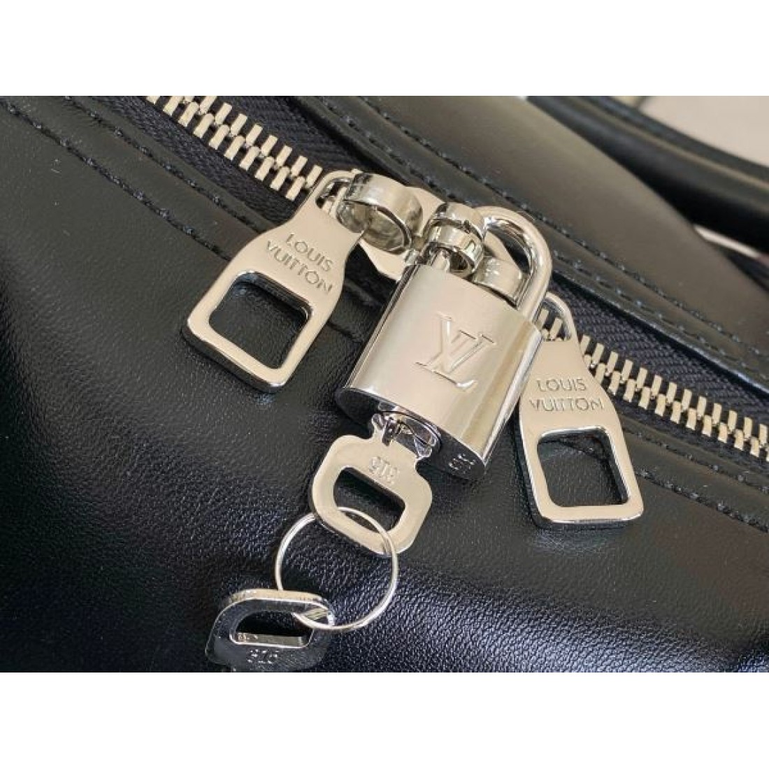 トラベルボストン ブラックレザー ワイドストラップ LOUIS VUITTON ルイヴィトン コピー バッグ  今だけ限定価格 注目商品