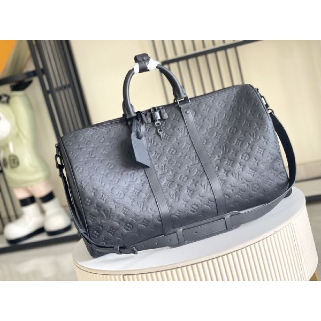モノグラム型押しトラベル クスタイル LOUIS VUITTON ルイヴィトン コピー バッグ タフな印象 都会派デザイン