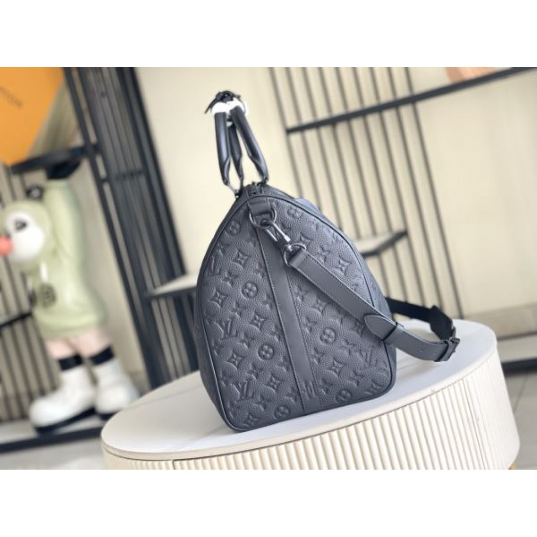 モノグラム型押しトラベル クスタイル LOUIS VUITTON ルイヴィトン コピー バッグ タフな印象 都会派デザイン