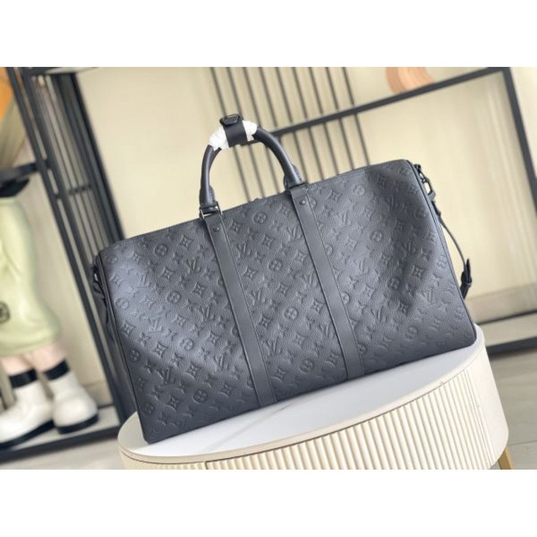 モノグラム型押しトラベル クスタイル LOUIS VUITTON ルイヴィトン コピー バッグ タフな印象 都会派デザイン