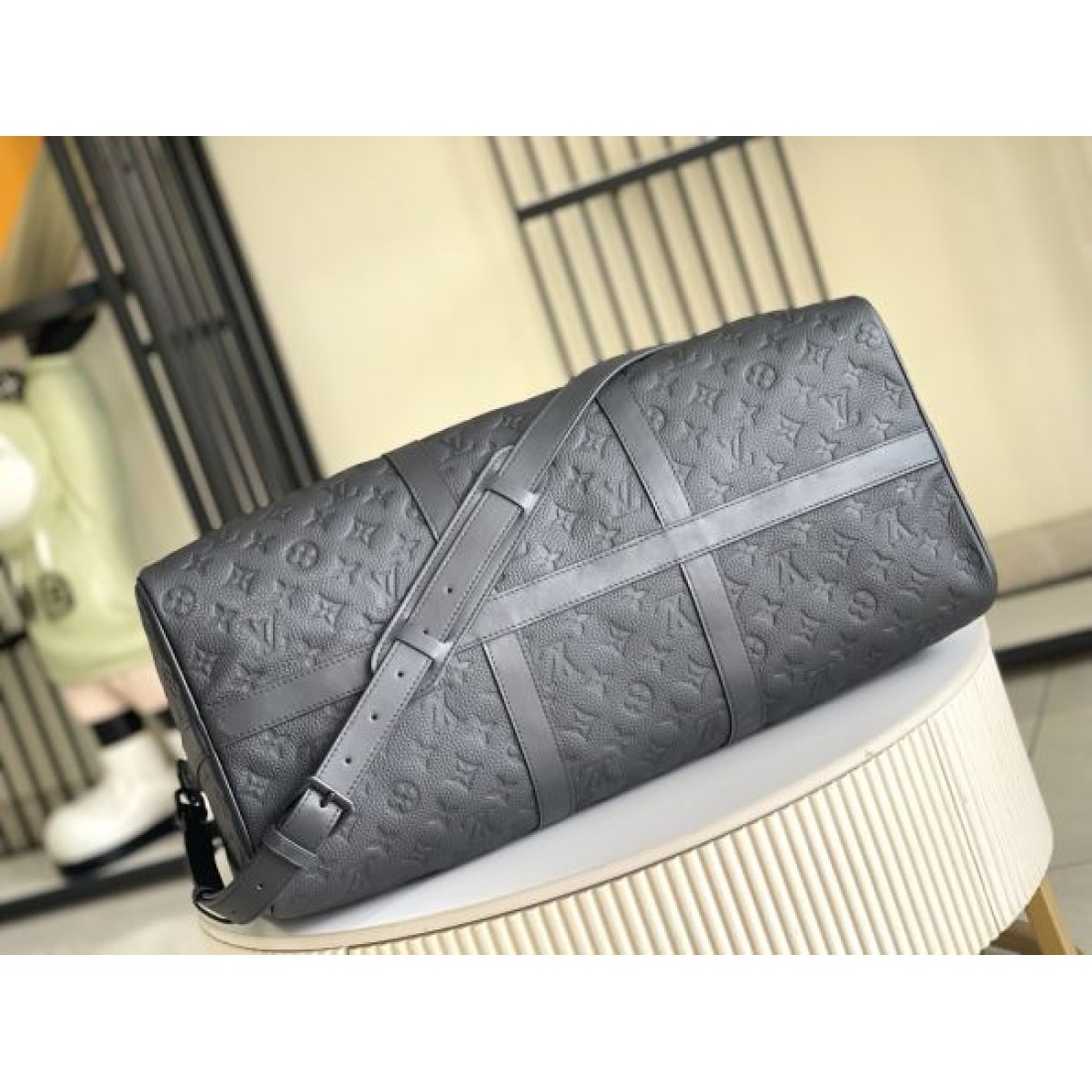 モノグラム型押しトラベル クスタイル LOUIS VUITTON ルイヴィトン コピー バッグ タフな印象 都会派デザイン