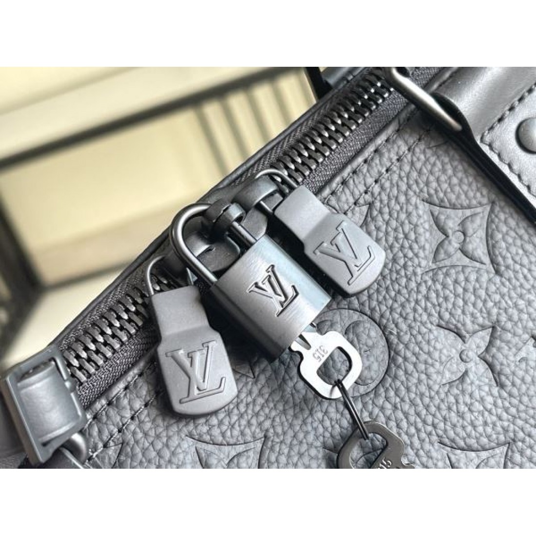 モノグラム型押しトラベル クスタイル LOUIS VUITTON ルイヴィトン コピー バッグ タフな印象 都会派デザイン